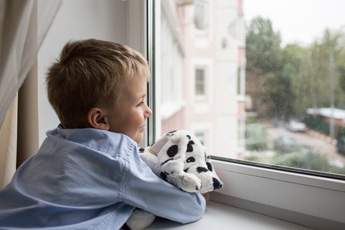 Beim Fensterkauf sollten Sie die Lage Ihrer Wohnung berücksichtigen und ein dem entsprechend schalldämmendes Fenster auswählen.