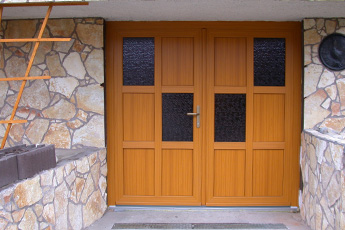 Garažna vrata so možna v PVC ali ALU izvedbi.
